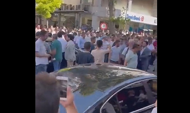 AK PARTİ'DE DEPREM AKP'NİN AĞIR TOPU PROTESTO EDİLDİ