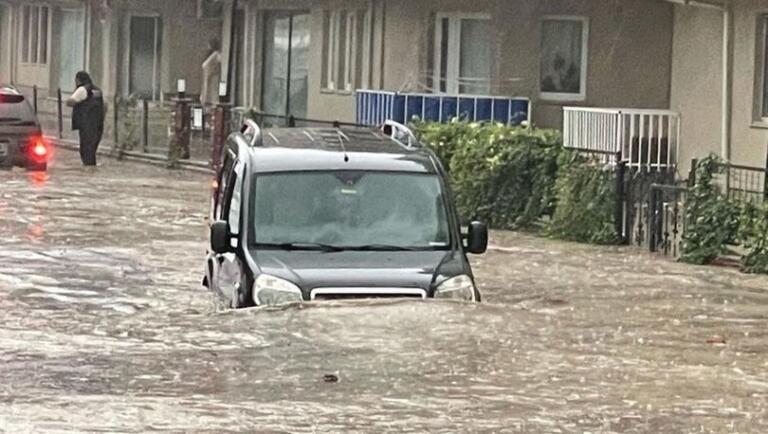 ARAÇLARINIZIN ÜSTÜNÜ ÖRTÜN YAĞMUR DOLU VE FIRTINA ANI ANDA GELİYOR