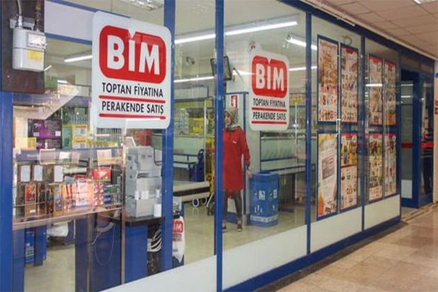 BİM MARKETLERİNDE SKANDAL GÖRÜNTÜ KIYMA DİYE BAKIN MİLLETE NE SATIYORLAR