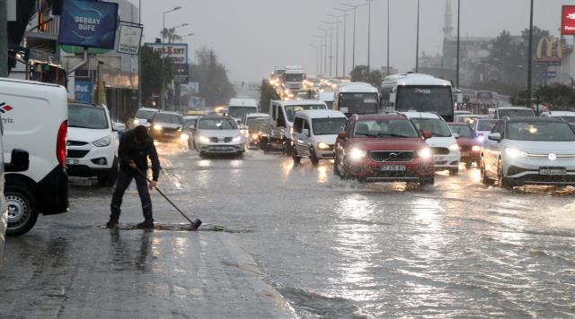 CAMLAR PATLADI YOLLAR GÖLE DÖNDÜ UÇAKLAR İNİŞ YAPAMIYOR