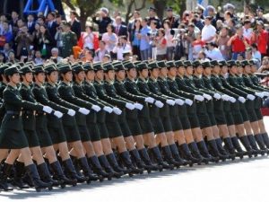 ÇİN ORDUSUNA BAKIN KADIN ASKERLERE NE YAPIYORLAR