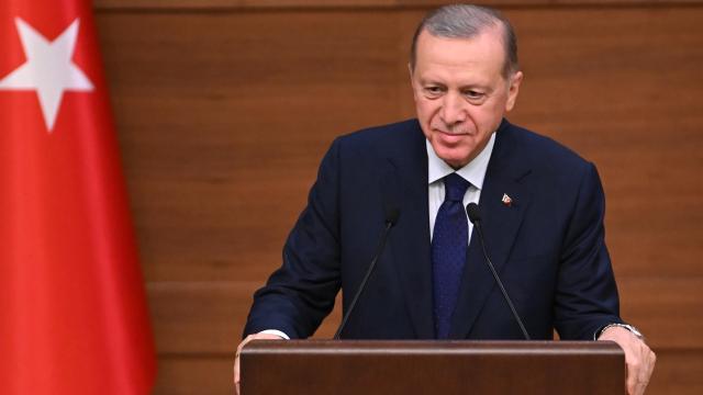 CUMHURBAŞKANI ERDOĞAN KONUŞURKEN KOMUTANLARIN YAPTIĞI TARTIŞMA YARATTI!