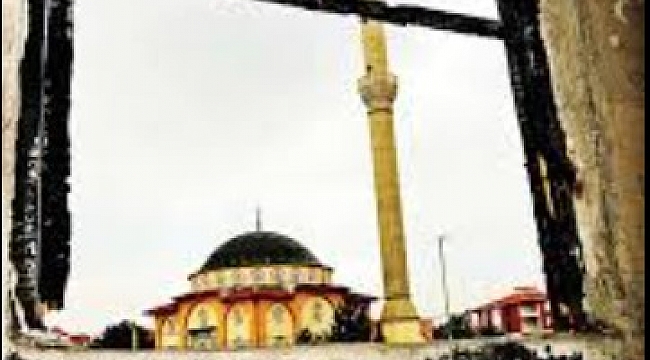 DELİNİN BİRİ CAMİYE GİRER BELLİ Kİ NAMAZ KILACAK