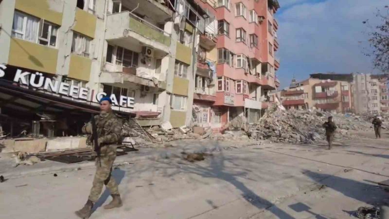 FLAŞ HABER..KOMANDOLAR DEPREM BÖLGESİNE İNDİ!