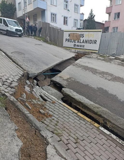 İSTANBUL'DA YOL YARILDI APARTMANLAR TAHLİYE EDİLİYOR