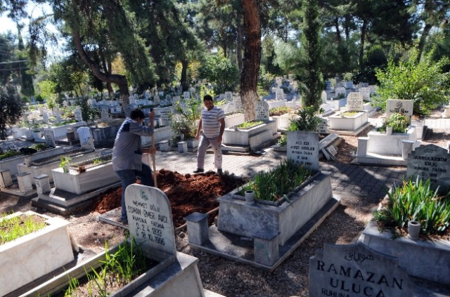 KABRİN İÇİNE KAMERA YERLEŞTİRDİLER BEKLEMEYE KOYULDULAR