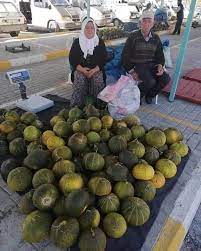 MUHTEŞEM BİR DERS KÖYLÜ AMCA ETİKETE 1 KAVUN 3 TL 3 KAVUN 10 TL YAZMIŞ