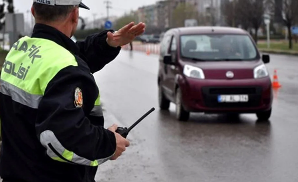 TRAFİKTE BUNU YAPAN SÜRÜCÜLERE CEZA KESİLECEK