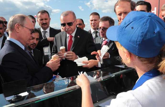 YILLAR SONRA ORTAYA ÇIKTI PUTİN VE ERDOĞAN'A DONDURMA VEREN GİZEMLİ KADIN BAKIN KİMMİŞ!