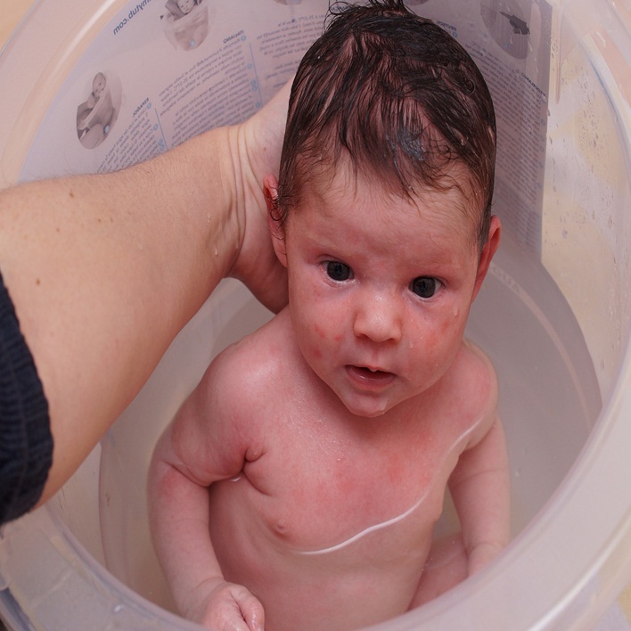 bebek-ilk-asisindan-sonra-banyo